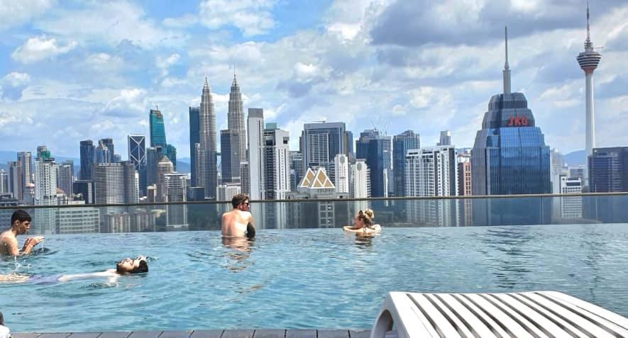 קואלה לומפור Regalia Suites Klcc View Rooftop Infinity Pool By Angkasa Homes מראה חיצוני תמונה
